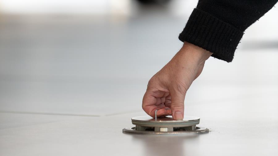 Câblage intelligent sans tracas? Découvrez les systèmes sous-plancher