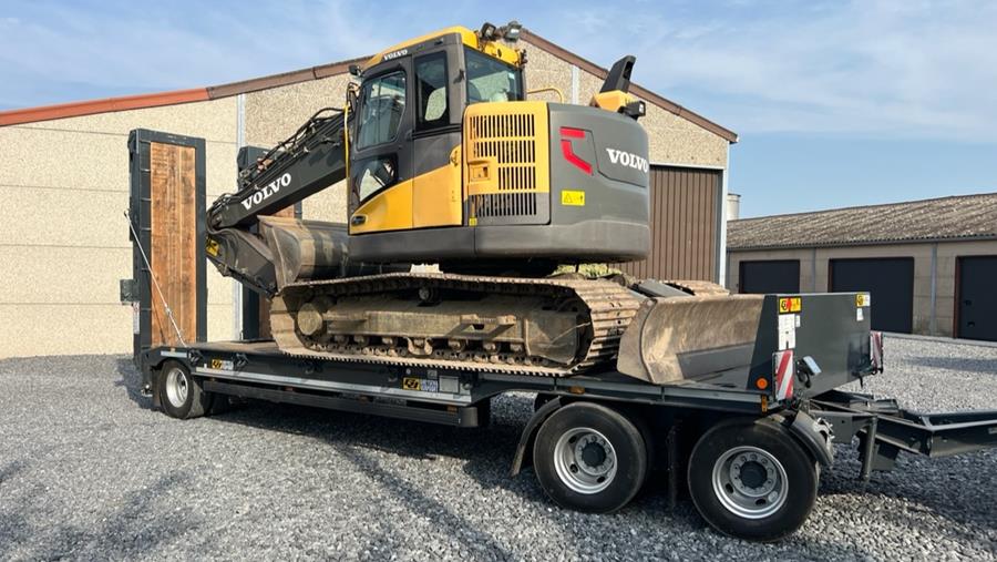 Remorque à plateau 2+1 à MATEXPO